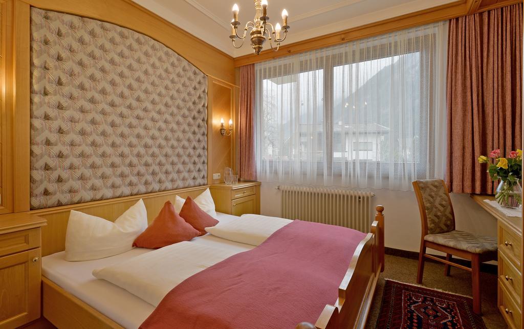 Hotel Garni Jennewein Mayrhofen Zimmer foto